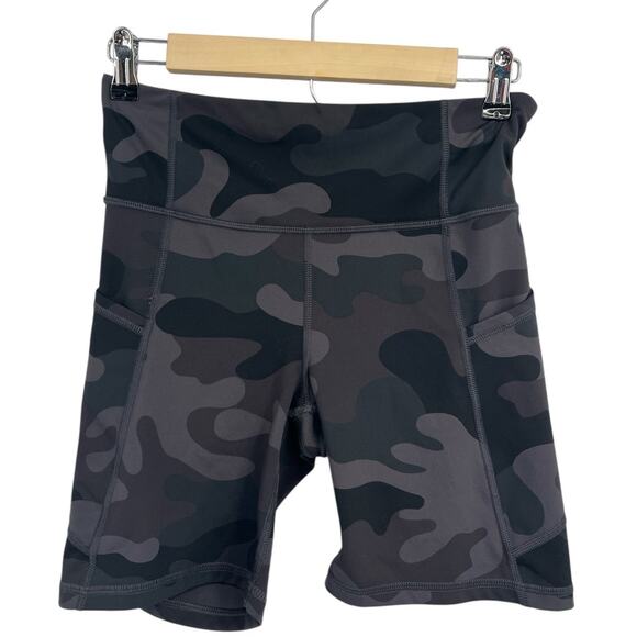 Gap Fit Black Camo Bike Shorts Small High Waisted 7” Inseam - Picture 1 of 4